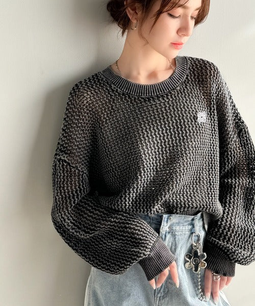 【mily bilet】絶妙な透け感が魅力！綿100％ブローチ付きストーンウォッシュメッシュニット(プルオーバー) mi1359006
