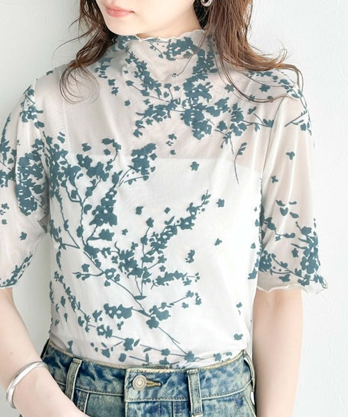 シンプルコーデに華やかさを添える。花柄フロッキーシアーハイネック半袖プルオーバー ce1010314