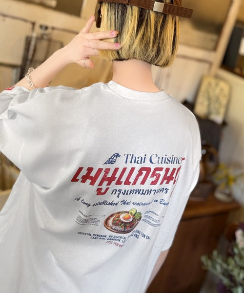 《JaVaジャバコラボ》お洒落見え確定。綿100％タイ料理メニュー風プリントルーズフィットTシャツ(オーバーサイズ) jv1029127