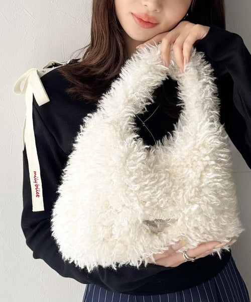 【mily bilet】ふわふわ感と高級感で、季節のおしゃれを格上げ。ロゴプレート使いプードルファーラウンドバッグ mi1179060