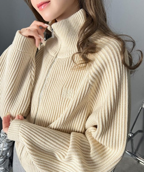 【mily bilet】お洒落な配色でワンランク上の秋冬コーデ。配色畦編み胸刺繍ショート丈ジップカーディガン mi1029066