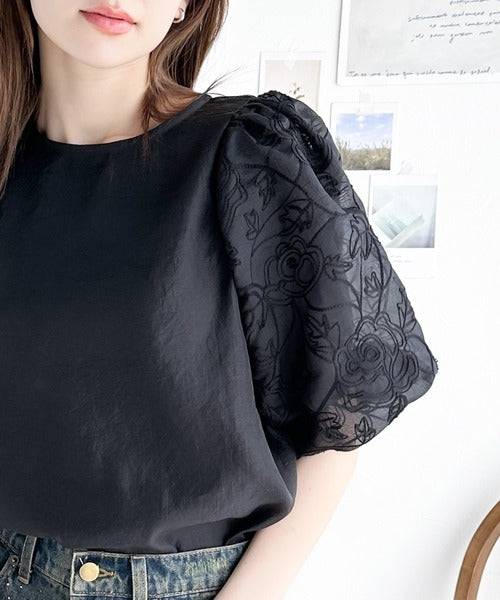 オンオフ問わず万能に着回し。シアー花柄刺繍ボリュームスリーブブラウス ce1240036