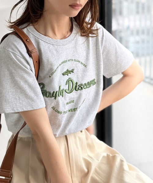 《JaVaジャバコラボ》刺繍とプリントが織りなす唯一無二のデザイン。綿100％おさかな刺繍Tシャツ jv1050359