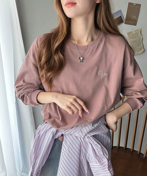 シンプルカジュアルを格上げ。綿100%ワンポイント胸刺繍シンプルロンTee ce1260187