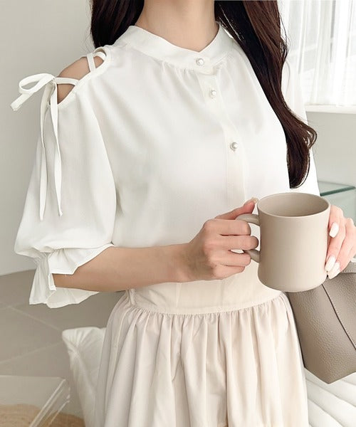 【mily bilet】大人の上品な肌見せ。前後2way肩開きリボン使いバンドカラーブラウス(フリル) mi1139074