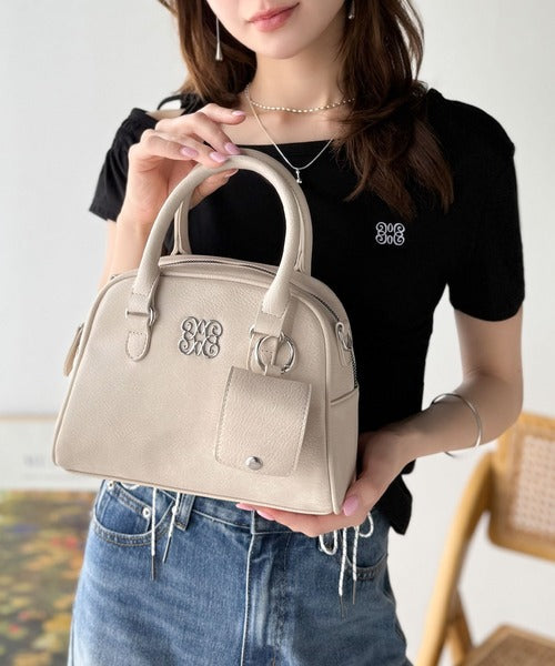 【mily bilet】いつでも、どんなスタイルにもちょうどいい♪ロゴプレート使いラウンドミニボストンバッグ mi1179056
