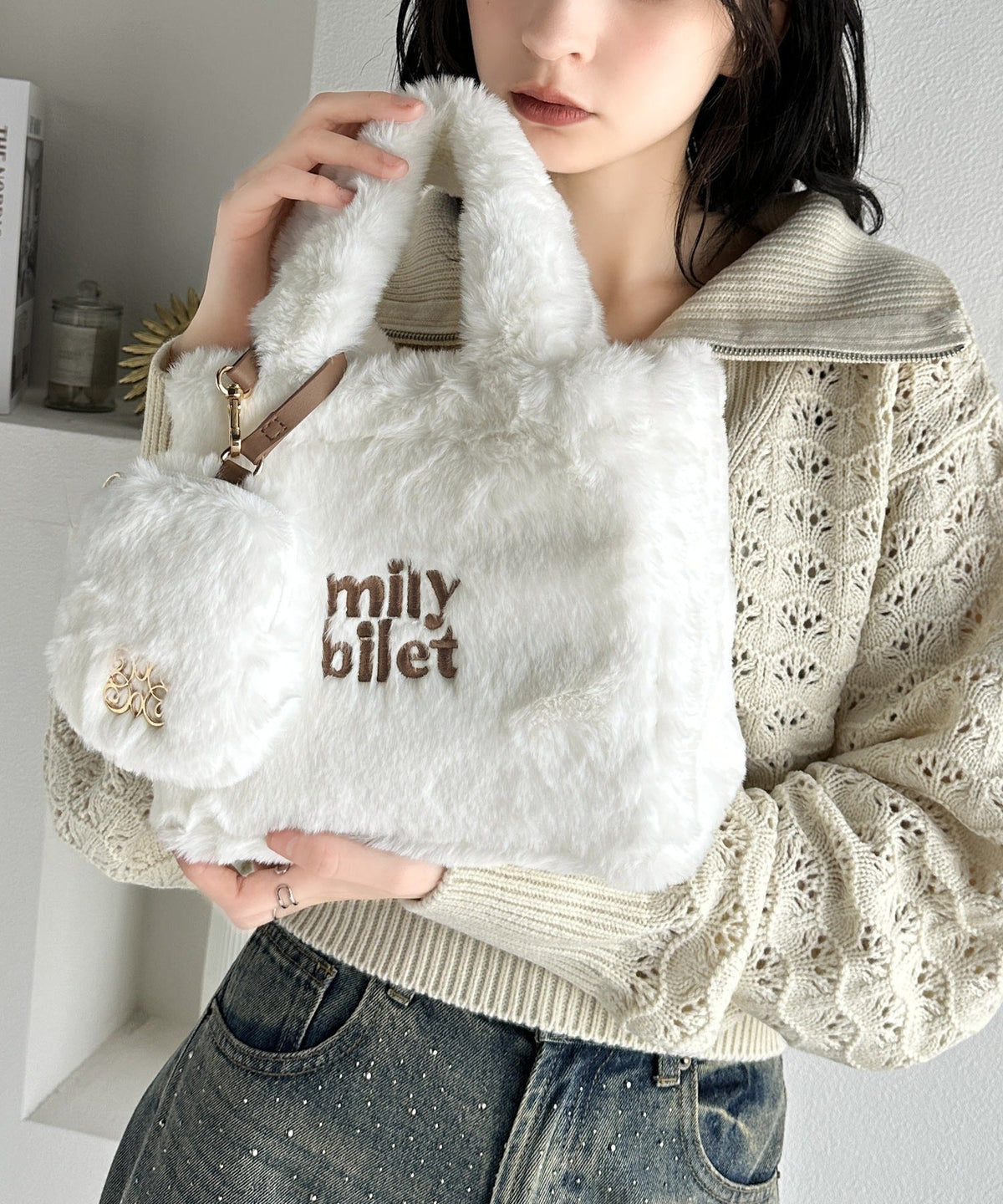 【mily bilet】ふわふわのファーで魅了する。ミニポーチ付きロゴ刺繍ファーショルダーバッグ mi1159036