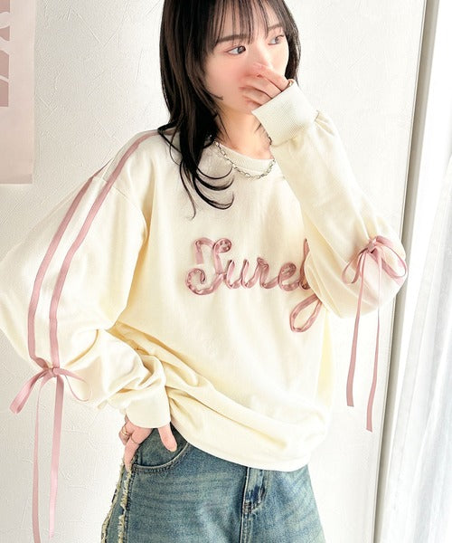 【mily bilet】気分上がるサテンリボンロゴが可愛い。サイドシャーリングサテンリボン使いスウェットトップス(長袖) mi1359009