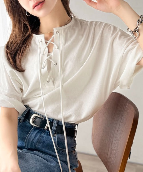 《JaVaジャバコラボ》胸元ひとくせ、抜け感ひとさじ。綿100％ バックロゴプリント 胸元レースアップTシャツ(半袖) jv1260458