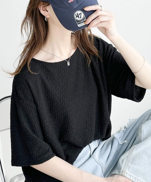 凸凹としたデザインが特別な雰囲気を纏う。シャーリング半袖Tシャツ ce1260258