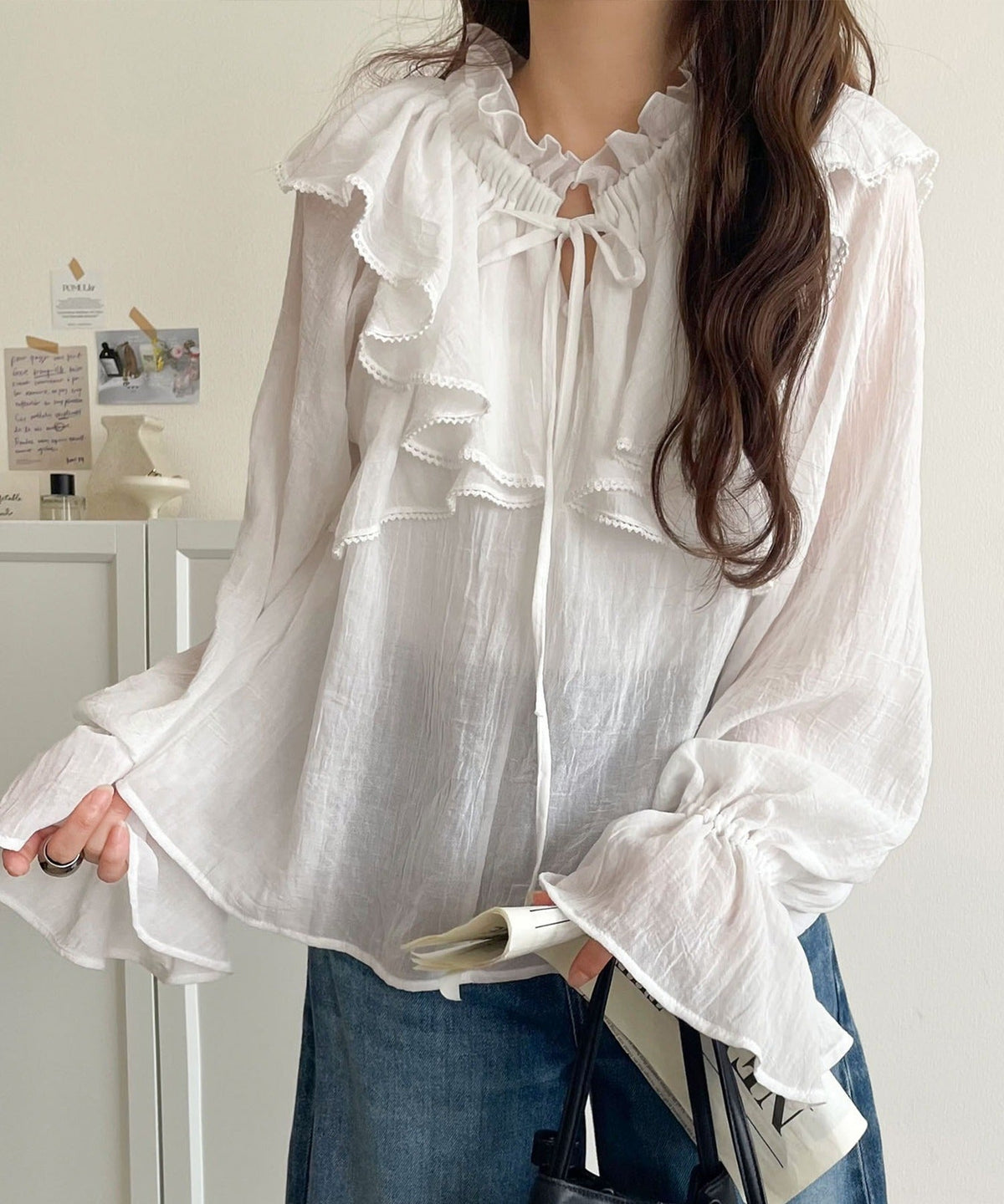 【mily bilet】ふんわりシルエットが魅せる、上品フェミニンスタイル。前後2WAYピコレース使いフリル襟コットンボイルブラウス mi1019099