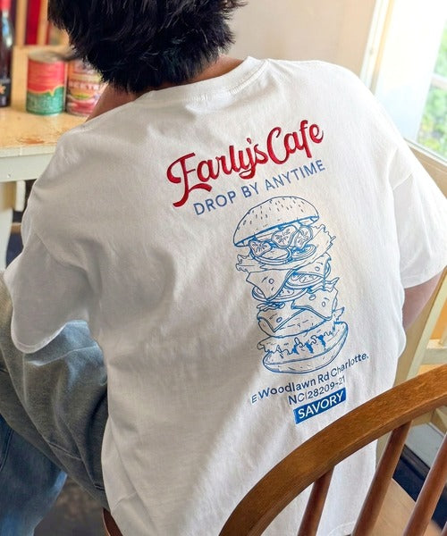 《JaVaジャバコラボ》遊び心のあるカフェロゴが映えるバックプリントT。刺繍使いハンバーガーデザインTシャツ jo1320016