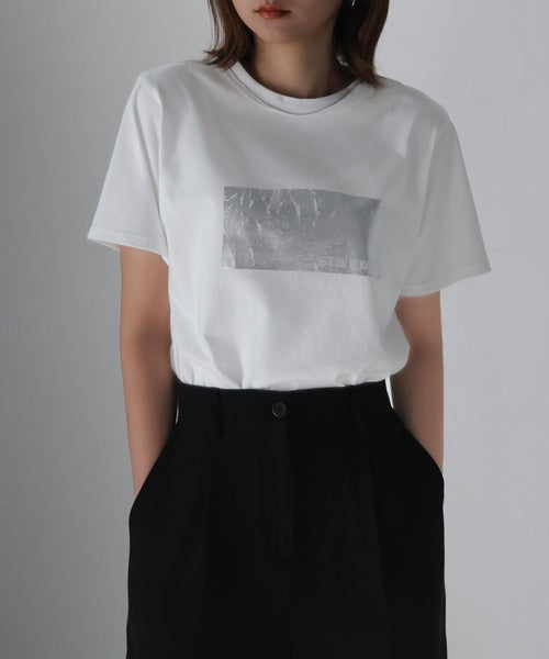 【mily bilet】一点投入でモードなおしゃれ感が漂う。綿100%箔プリントTシャツ mi1149053
