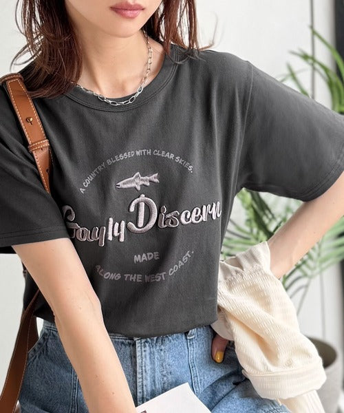 《JaVaジャバコラボ》刺繍とプリントが織りなす唯一無二のデザイン。綿100％おさかな刺繍Tシャツ jv1050359