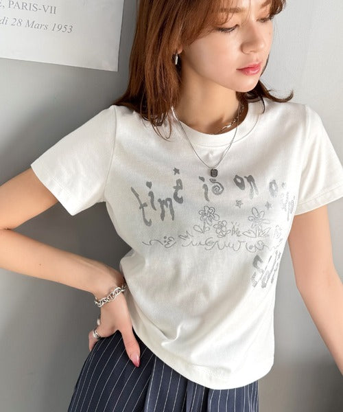 【mily bilet】大人の上品グラフティ。ハンドペイントライクシルバープリントコンパクトTシャツ mi1329023