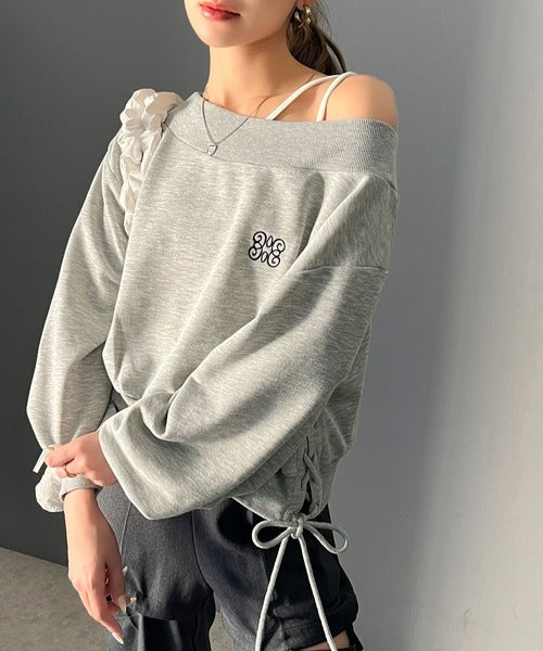 【mily bilet】大人肌見せヘルシースタイル。サイドレースアップ胸刺繍オフショルダースウェット mi1019051