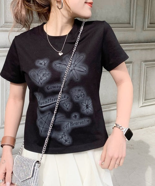 【mily bilet】大人可愛い最旬プリント柄。スプレーライクプリントコンパクトTシャツ（半袖） mi1329024