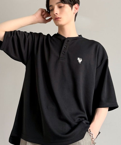 「大人びた遊び心。」刺繍入りハイクオリティダブルフェイス素材バンドカラーポロシャツ／Embroidered High-Quality Double Face Band Collar Polo co1150027