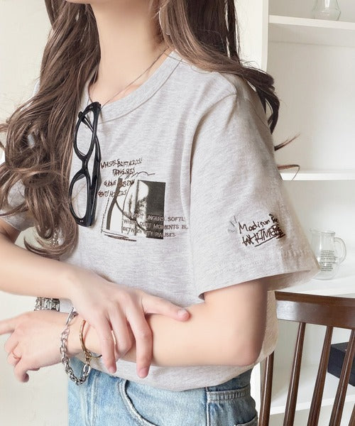 ラフでも品格、シンプルでも存在感。オーガニックコットン混 綿100％ グラフィック飛び刺繍フォトTシャツ（半袖） ce1260537
