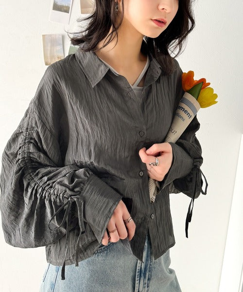 上品な抜け感と自由なアレンジ叶う。2wayカラー袖シャーリングシアー素材シャツブラウス（長袖） ce1010342