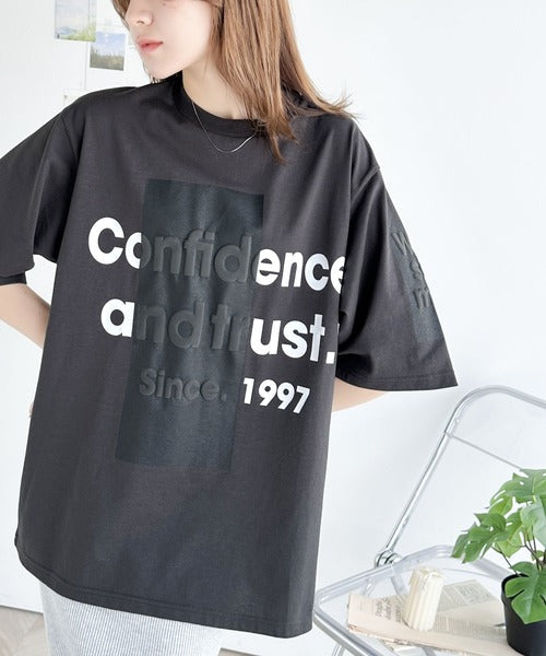 立体感のある発泡プリントがこなれ感たっぷり。立体ロゴプリント配色Tシャツ ce1010308