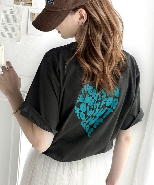 カジュアル可愛いが際立つ。綿100%バックハートロゴグラフィックプリントTシャツ mo1310046