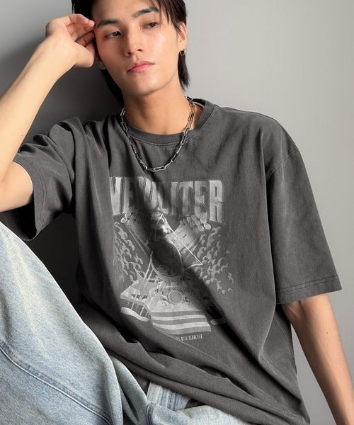 「1着でキマる。」ピグメント加工マットグラフィック柄Tシャツ / Pigment-Washed Matte Graphic T-Shirt co1150028