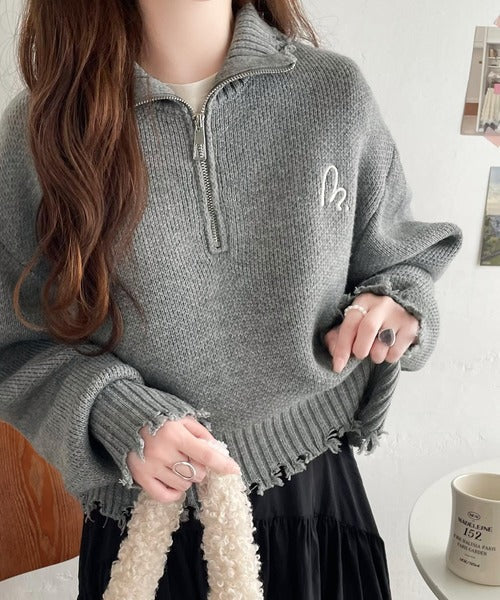 【mily bilet】大人可愛いクラッシュトップス。ダメージハーフジップ胸刺繍ニット mi1029069