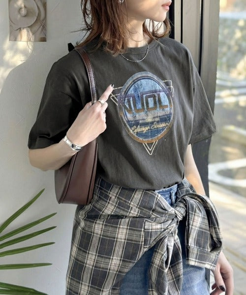 《JaVaジャバコラボ》遊びと余裕をこの1枚で。コットン100％コンパクトグラフィックロゴTEE（半袖） jv1050367