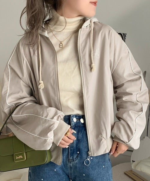 【mily bilet】スポーティ&おしゃれが叶う。サイドライン袖ギャザースウェットフード使い胸刺繍パーカーブルゾン mi1139049