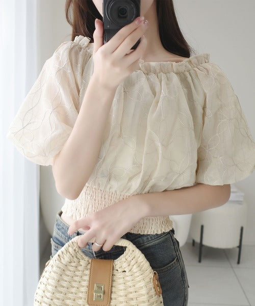 【mily bilet】あなたのスタイルにさらなる魅力をプラス。オフショル2WAY花柄コード刺繍バックリボンブラウス mi1139077