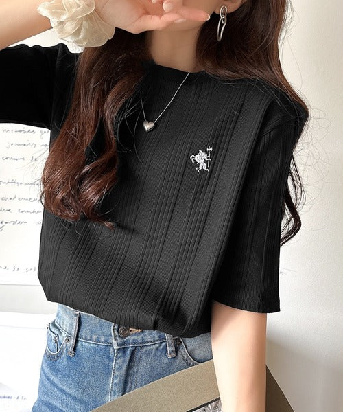 品よく、すっと、毎日に馴染む。オーガニックコットンランダムリブ胸元刺繍Tシャツ（半袖） ce1260538