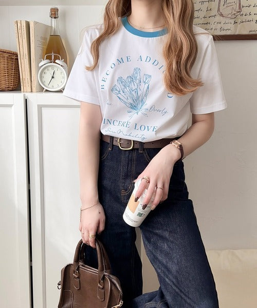 トレンドのディテールが魅力。シルケットフラワーカーブロゴリンガー半袖Tシャツ ce1020196