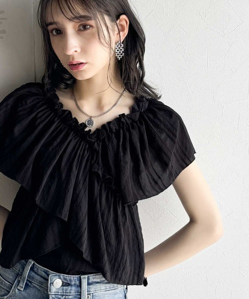 大人ガーリーに見せる。2wayオフショルフリルデザインシアーブラウス ce1070139