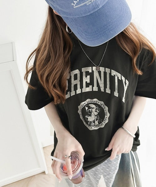 程よい抜け感を。綿100％カレッジロゴプリントTシャツ mo1310044