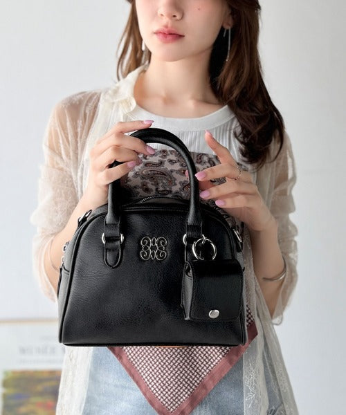 【mily bilet】いつでも、どんなスタイルにもちょうどいい♪ロゴプレート使いラウンドミニボストンバッグ mi1179056