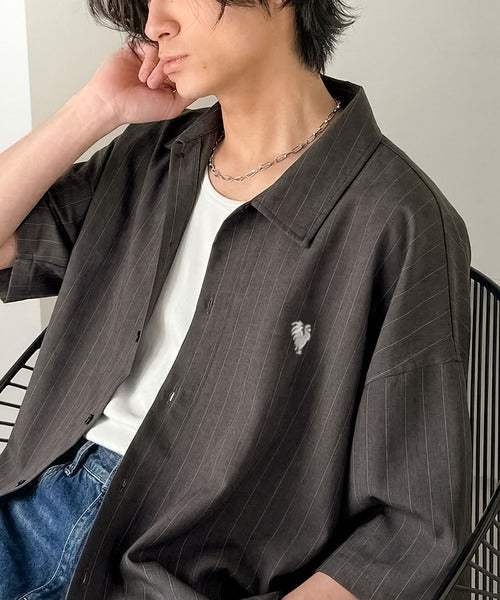 《JaVaジャバコラボ》羽織りとしても重宝する、汎用性の高さが魅力！刺繍入り ヘリンボーン織ストライプ柄 オーバーサイズ半袖シャツ jo1010044