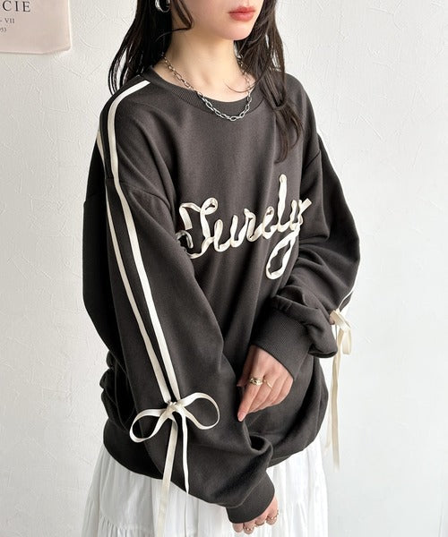 【mily bilet】気分上がるサテンリボンロゴが可愛い。サイドシャーリングサテンリボン使いスウェットトップス(長袖) mi1359009