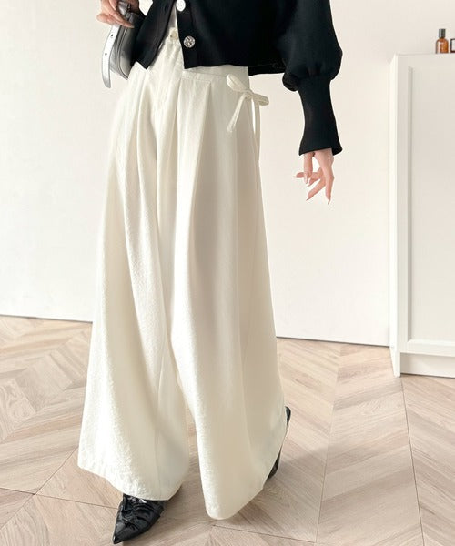 動くたび軽やか上品シルエット。サイドリボン付き3タックハイウエストワイドパンツ ce1015073