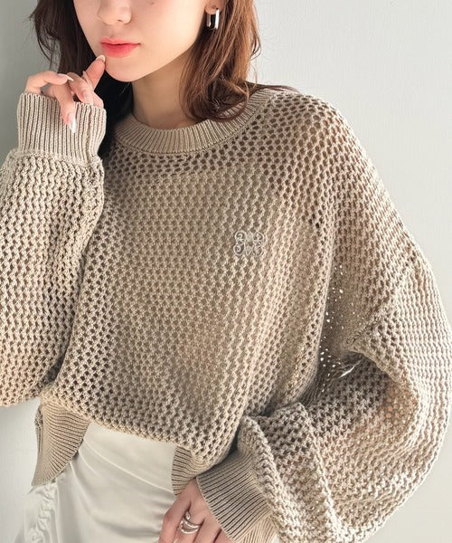 【mily bilet】絶妙な透け感が魅力！綿100％ブローチ付きストーンウォッシュメッシュニット(プルオーバー) mi1359006
