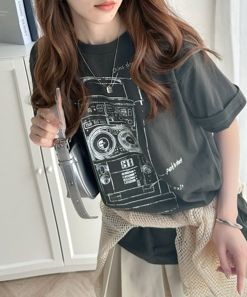 トレンドのレトロ感が魅力。綿100％コインゲームレトログラフィックプリントTシャツ mo1310045