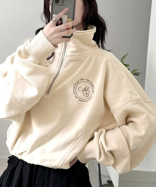 【mily bilet】大人のデイリートップス。裏起毛胸刺繍ハーフジップクロップド丈裾スピンドルスウェット mi1329007