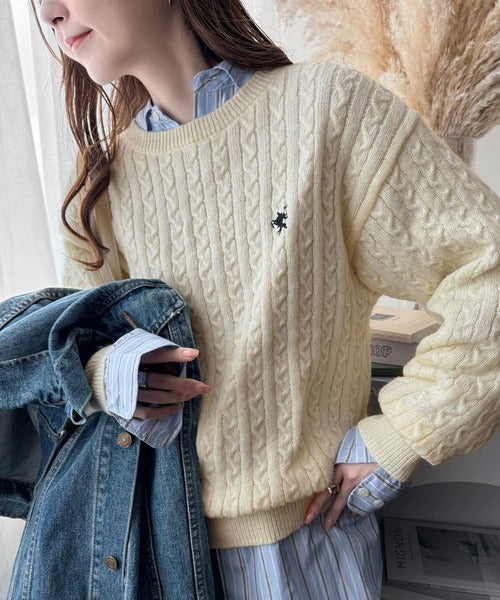 レトロ上品なトラッドテイスト。ワンポイント胸刺繍ケーブルニットプルオーバー ce1050238