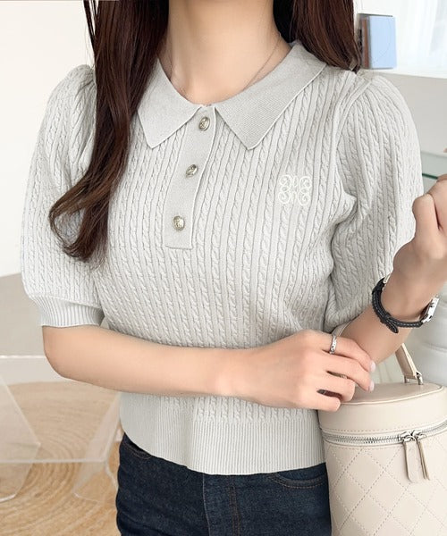 【mily bilet】きちんと上品大人キュート。胸刺繍ケーブルニットパフスリーブポロシャツ(半袖) mi1029096