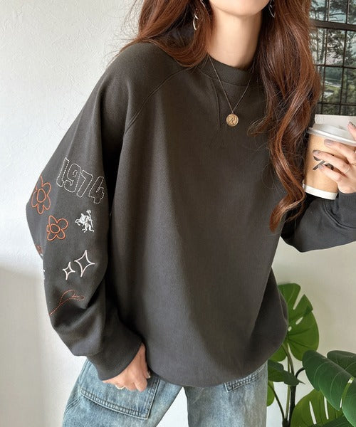ハンドメイド風刺繍に釘付け。前後2wayランダム袖刺繍裏起毛スウェット ce1050222