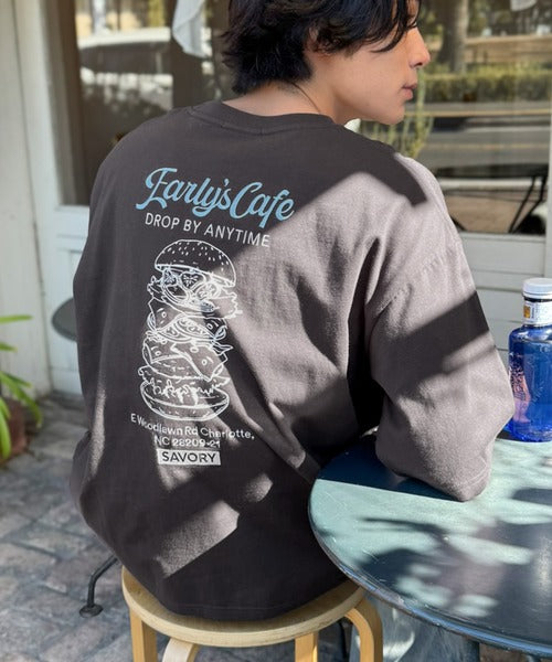 《JaVaジャバコラボ》遊び心のあるカフェロゴが映えるバックプリントT。刺繍使いハンバーガーデザインTシャツ jo1320016