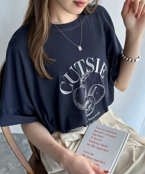 毎日のスタイルを楽しく彩る。前後2way裾ドロストフルーツグラフィックTシャツ ce1050269