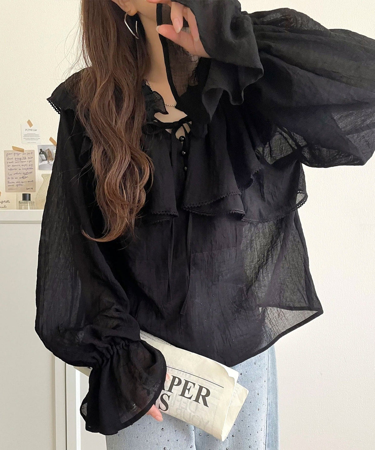 【mily bilet】ふんわりシルエットが魅せる、上品フェミニンスタイル。前後2WAYピコレース使いフリル襟コットンボイルブラウス mi1019099