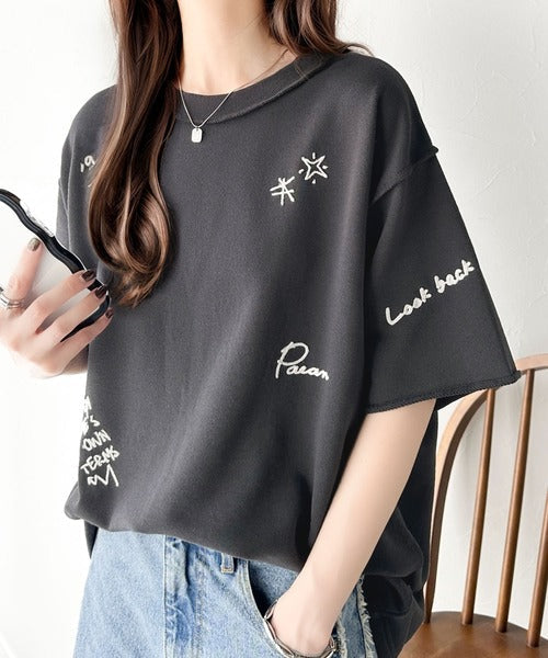 後ろ姿までぬかりなくオシャレにキマる。ランダム刺繍裏毛ハーフスリーブTシャツ ce1260260