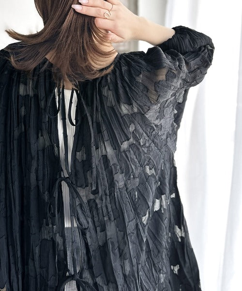 ほどよい透け感の上品トップス。前後2wayボリュームスリーブリボンシアーブラウス ce1260101